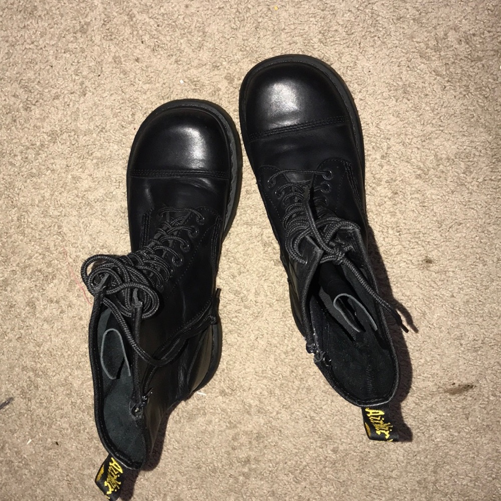 women’s size 10/ men’s 8 USA  dr.martens leather